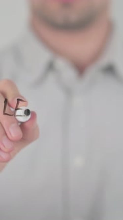 Lernen Sie zu warten, mit der Hand auf den Bildschirm zu schreiben, vertikales Video