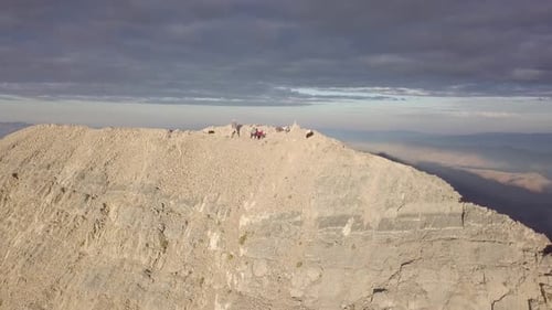 randonneurs profitant d'un lever de soleil matinal sur le mont Nebo à Salt Lake City, en Utah, avec des ombres sombres - RISING A
