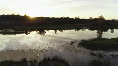 Luftbild über die ländliche europäische Landschaft am Großen See