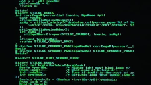 Vidéo rétro capturée en VHS montrant un code source brouillé défilant sur un écran d'ordinateur, gros volume 8 bits