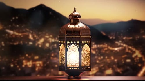 Lanterne du Ramadan avec inscriptions islamiques sur les collines des montagnes