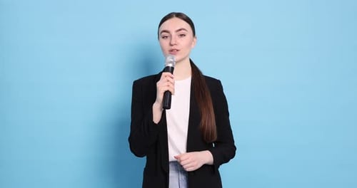 Fröhlicher Nachrichtenmoderator mit Mikrofon auf hellblauem Hintergrund