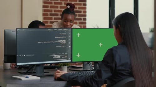 Cybersicherheitsprogrammierer entwickelt Software mit austauschbarem Bildschirm-Setup