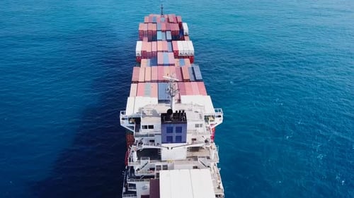 Buque portacontenedores cargado de gran tamaño navega lentamente