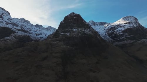 Vue aérienne d'établissement d'un Bideen Nam Bian aux sommets enneigés dans les Highlands écossais
