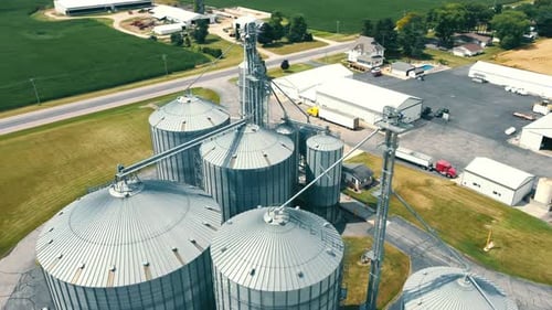 Luftaufnahme von Metallsilos für die Getreidelagerung