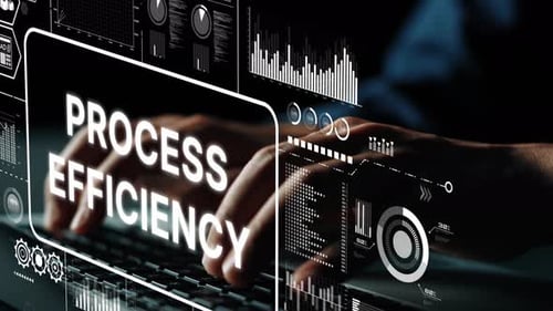 Tippen mit den Händen auf der Tastatur mit digitaler Grafiken für Prozesseffizienz und Datenanalyse in