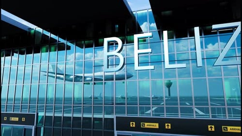 Flugzeuglandung in Belize: Ankunft in der Stadt mit Spiegelung des Flughafens und des Flugzeugs