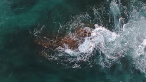 Luftaufnahme von Felsen und Meereswellen, Australien.