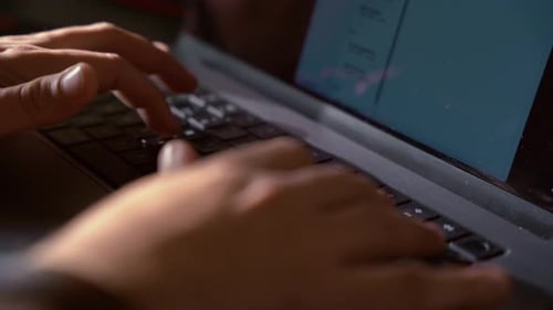 mãos digitando com o teclado do laptop