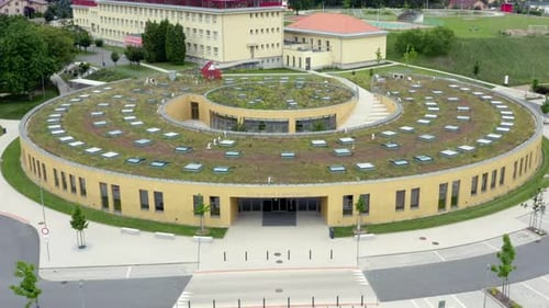 Voiture roulant devant le bâtiment rond de l'école de Líbeznice, prise de vue par Drone.