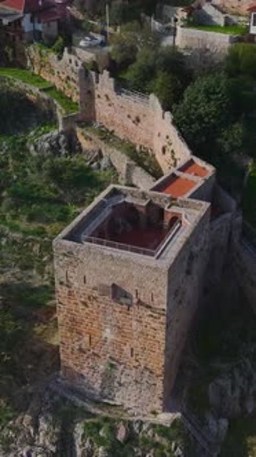 Vidéo verticale de la tour rouge d'Alanya capturée par un Drone avec des mouettes volant autour de la