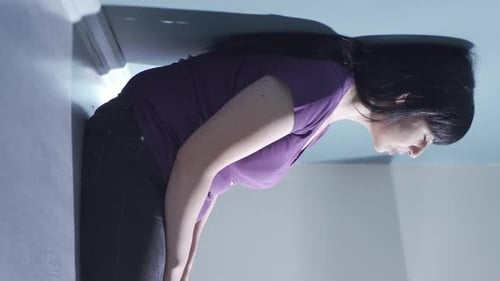Vidéo verticale d'une femme déprimée allongée sur le canapé.