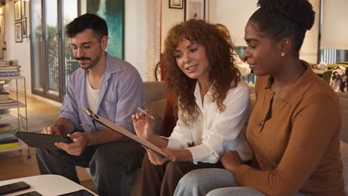 Une équipe créative diversifiée collaborant sur un projet
