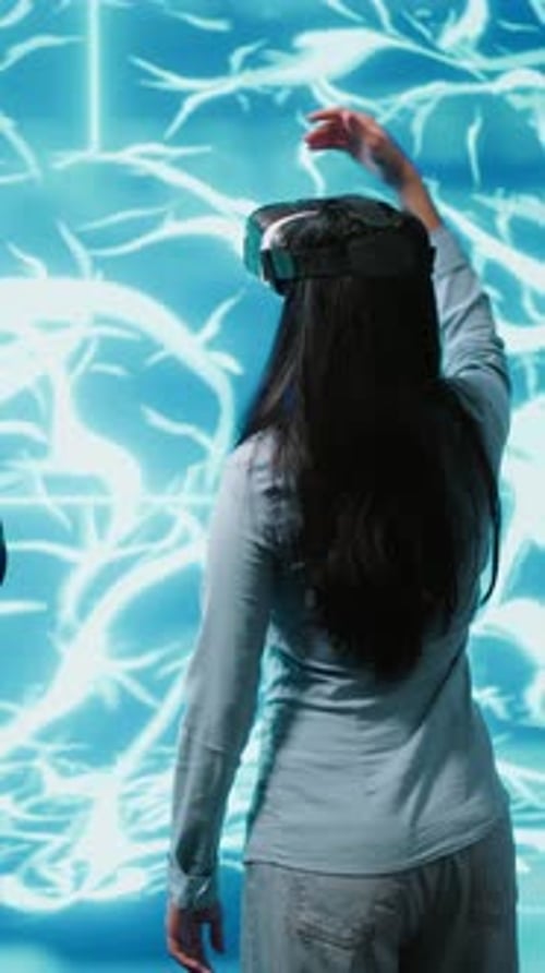 Vertical Video IT Experts Using Artificial Intelligence and Virtual Reality Tech
