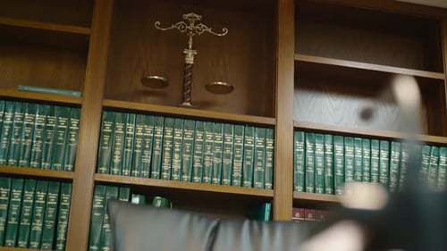 Vergrößere das symbolische Herz der Gerechtigkeit mit diesem fesselnden Stockvideos, das eine Nahaufnahme von zeigt