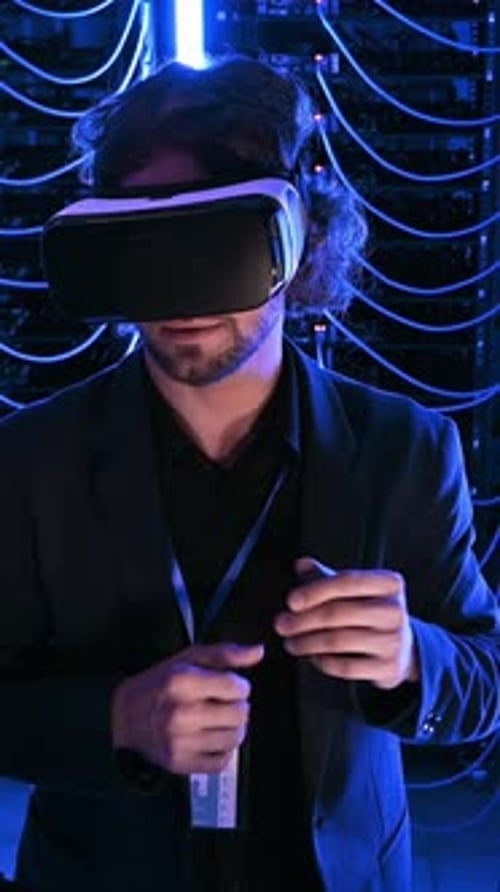 Mann mit einem Virtual-Reality-Headset in einem Serverraum. Vertikal