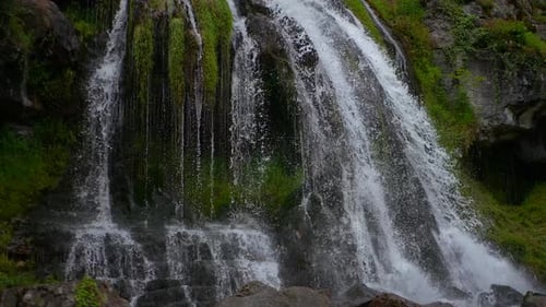 Uma cascata de cachoeira serena cercada por uma vegetação exuberante e uma paisagem tranquila