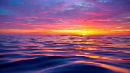 Lebendiger Sonnenuntergang über ruhigen Meereswellen mit lila Wolken