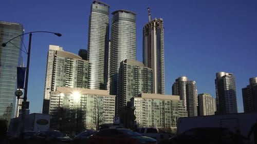 Edificios de rascacielos, edificios de oficinas en el exterior de la ciudad