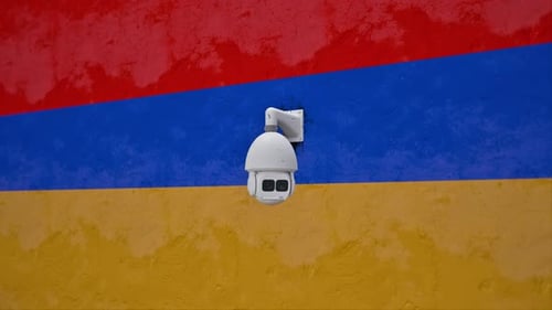Caméra de sécurité CCTV et mur imprimé du drapeau arménien