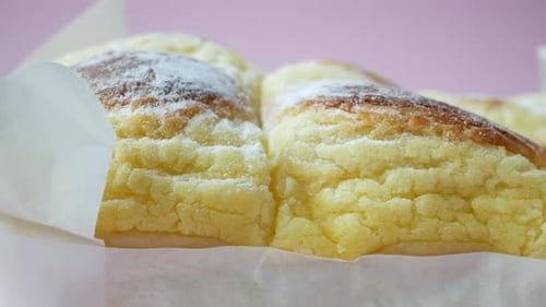 Gros plan d'un pain à la crème sur la table