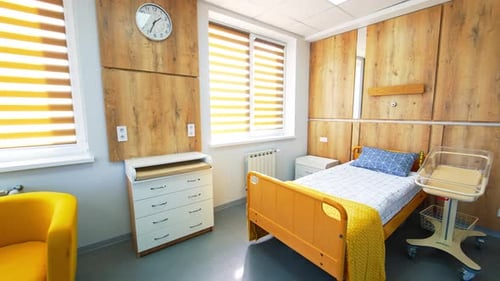 Habitación grande y acogedora para madres después del parto.