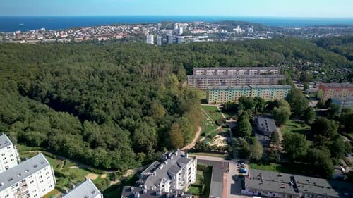 Vue panoramique de Gdynia Witomino en Pologne, maisons de banlieue entourées d'une forêt dense au bord de la mer