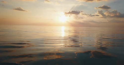 Luftaufnahme der malerischen Sonnenuntergangslandschaft einer einsamen Insel mit weißem Sandstrand und kristallklarem Meer