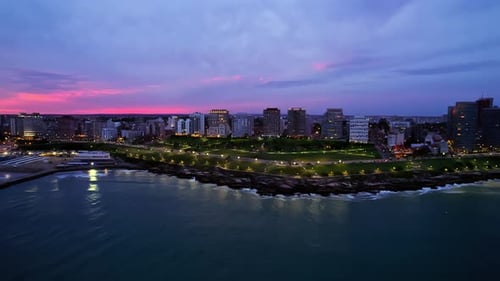 Vista aérea de una vibrante puesta de sol sobre Mar del Plata y el Parque San Martín, Argentina