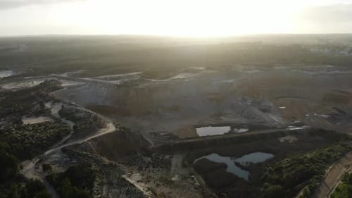 Trou géant dans le sol servant de décharge au milieu des bois. Portugal. Tir par drone