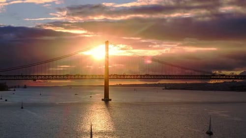 Timelapse du pont 25 De Abril sur le Tage au coucher du soleil