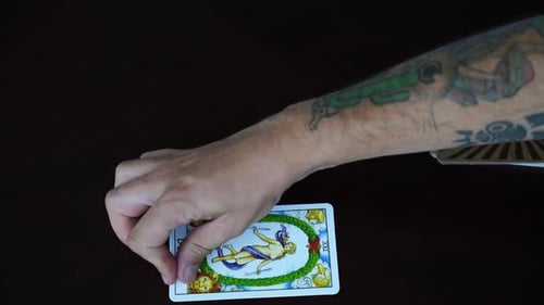 Tarotkarten werden gemischt und Karten aufgedeckt. Die Welt, die Hohepriesterin und
die Kaiserin