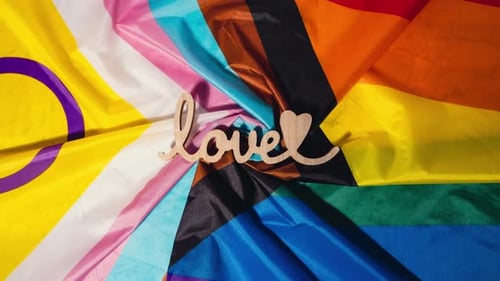 Увеличьте изображение деревянного слова «Любовь с сердцем», романтика на радужном флаге ЛГБТКИА, изготовленном из шелкового материала