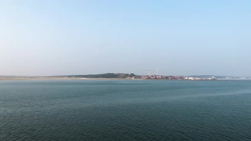 Blick auf die Insel Terschelling in den Niederlanden, mit Leuchtturm.