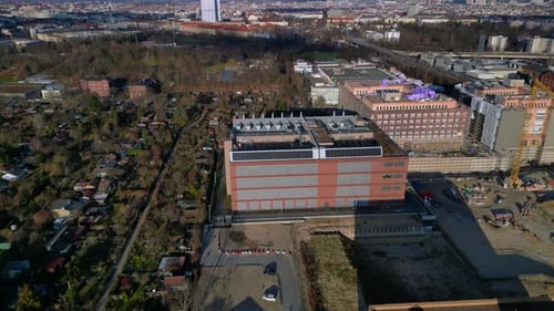 Quantencomputer in einer Rechenzentrumsgebäudeanlage. Fantastische Luftbilddrohne