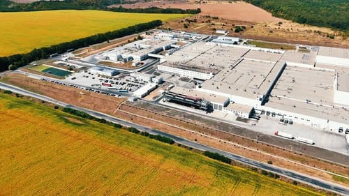 Empresa industrial industrial alejada de las ciudades. Amplios campos agrícolas alrededor de la planta.