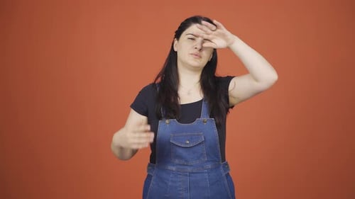 La température élevée de l'air étouffe la femme.