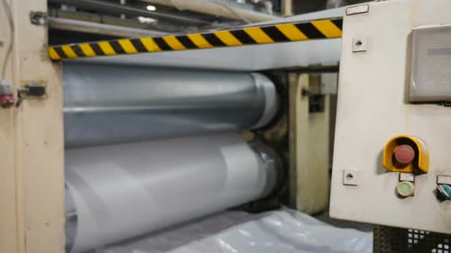 Industrielle Walzen, durch die sich Papier bewegt