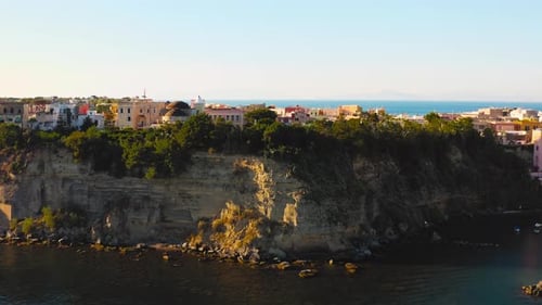 Acantilado de la isla de Procida y casas en la puesta de sol de verano