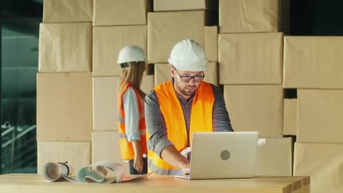 Ingenieur nutzt digitale Tools Moderne Technologie im Projektmanagement