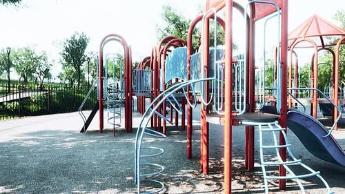 Parque de diversões vazio no parque