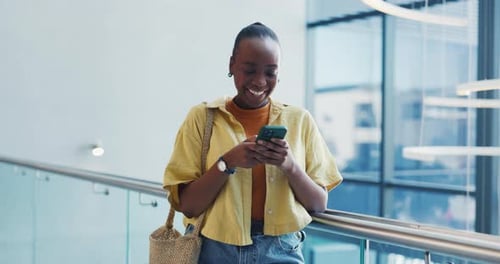 Startup, creativa y mujer en la oficina con teléfono para marketing en redes sociales, redes y sitio web