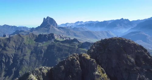 Vue aérienne du sommet de la chaîne de montagnes d'Anayet avec Man Stangin au sommet dans les Pyrénées espagnoles et françaises à