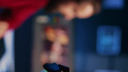 Vídeo vertical: editor fotográfico que presenta una guía de fotografía en Internet para el público