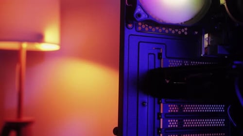 Moderner Gaming-Computer in Neonfarben, rotierender Nahaufnahme, mit Neonlicht