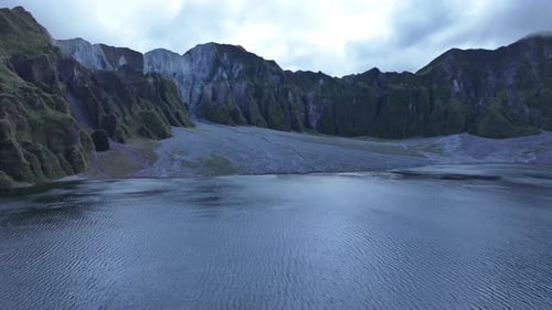 Luftaufnahme der wunderschönen Landschaft am Pinatubo-Bergkratersee. Reisekonzept