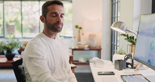 Ordinateur, café et visage avec un homme au bureau à domicile pour le travail à distance ou le démarrage d'une entreprise