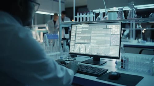 Wissenschaftler analysieren komplexe Daten am Computer im High-Tech-Forschungslabor