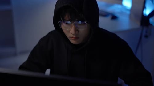 Hacker-Codierung von Cyberangriffen und Datendiebstahl über den Desktop